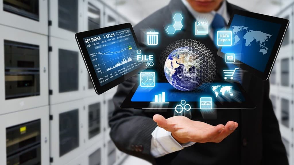 Equipo de desarrollo web trabajando con tecnología moderna — servicios de Cernext en Lima, Perú